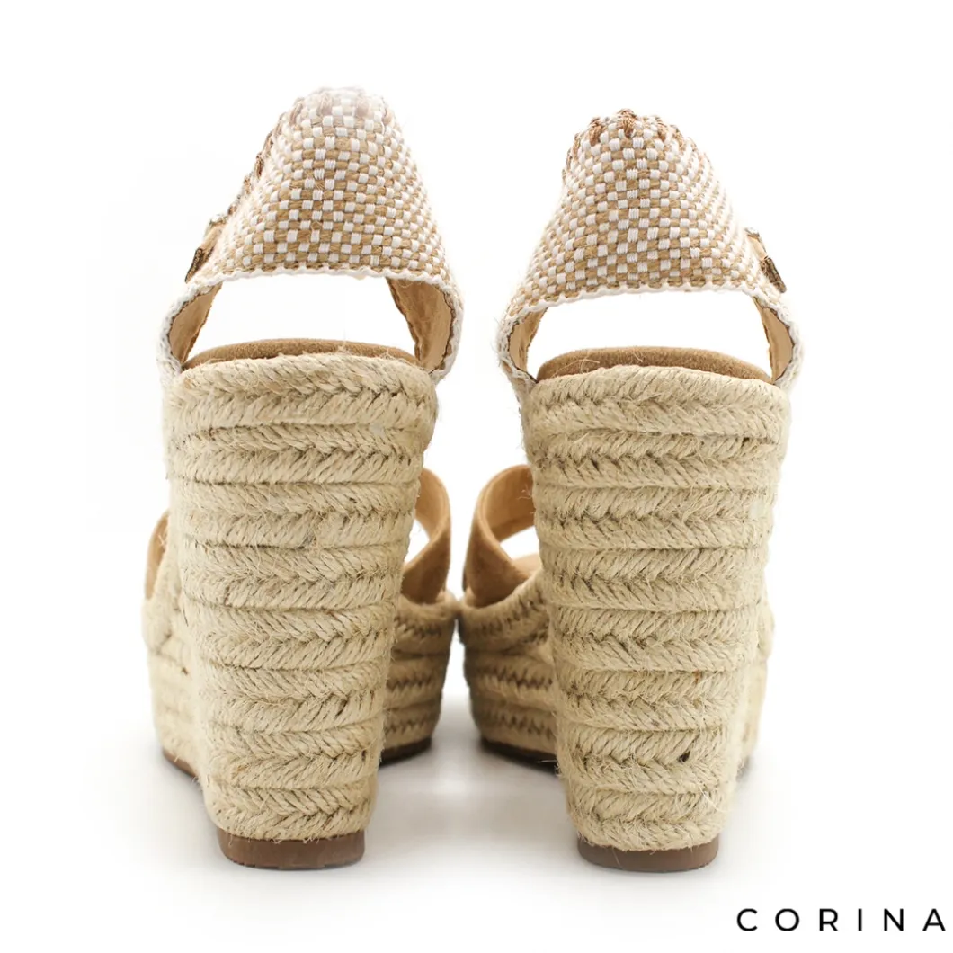 Sandalia beige con cuña alta de esparto