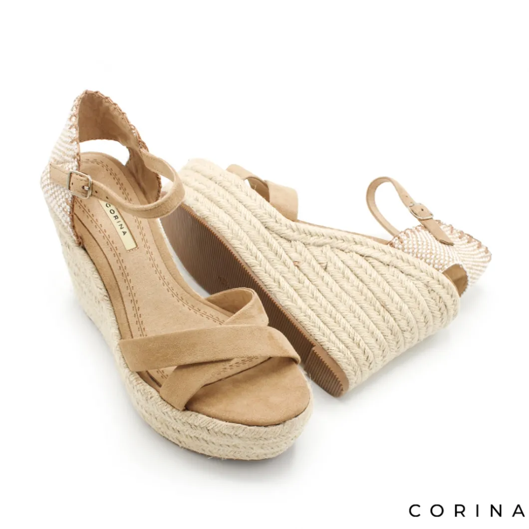 Sandalia beige con cuña alta de esparto