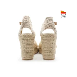 Sandalia beige con elásticos cruzados y hebilla
