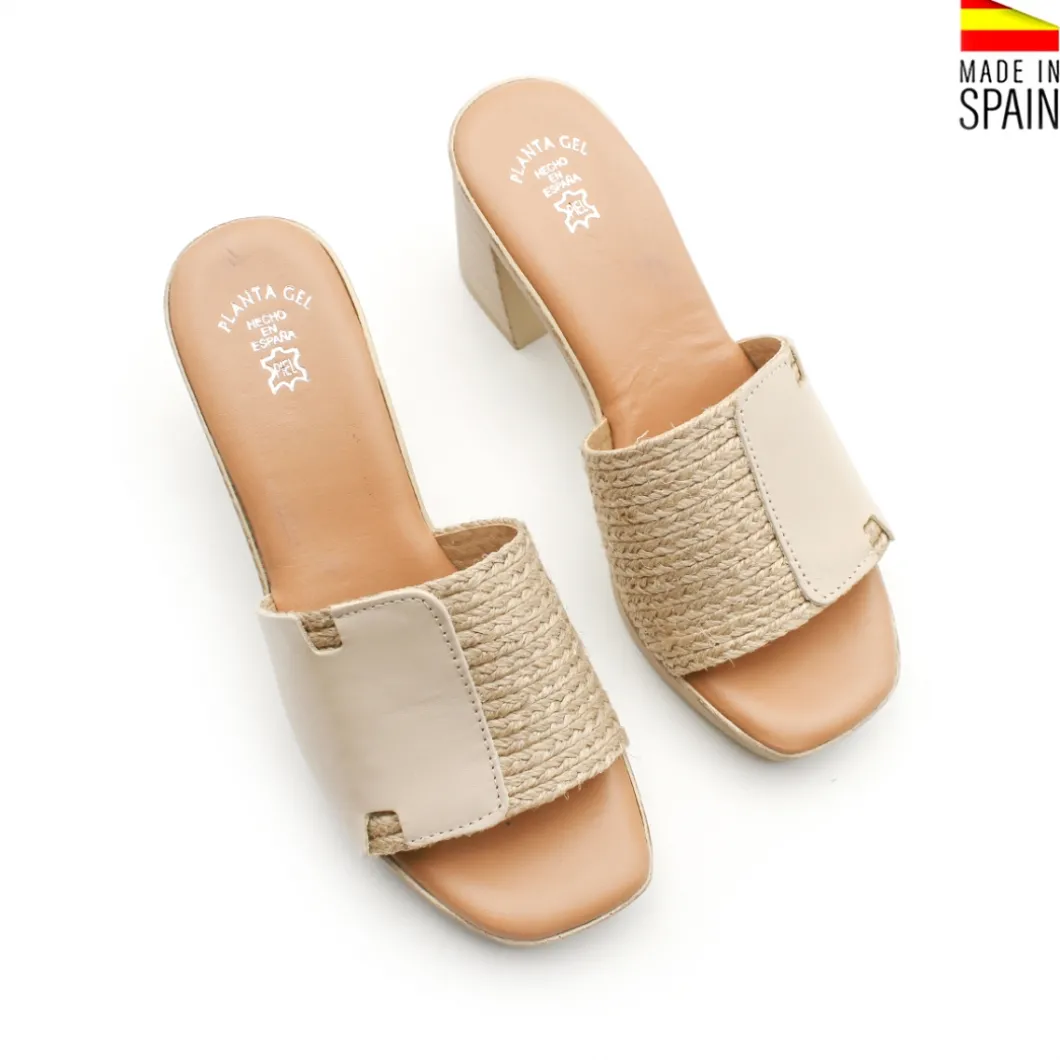 Sandalia beige con esparto y tacón