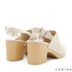 Sandalia beige con tachas y tacón madera