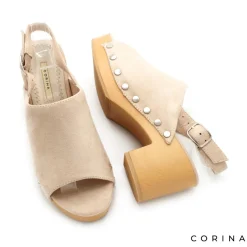 Sandalia beige con tachas y tacón madera