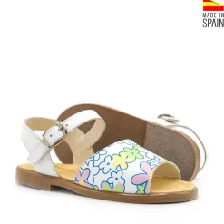 Sandalia blanca con flores de colores