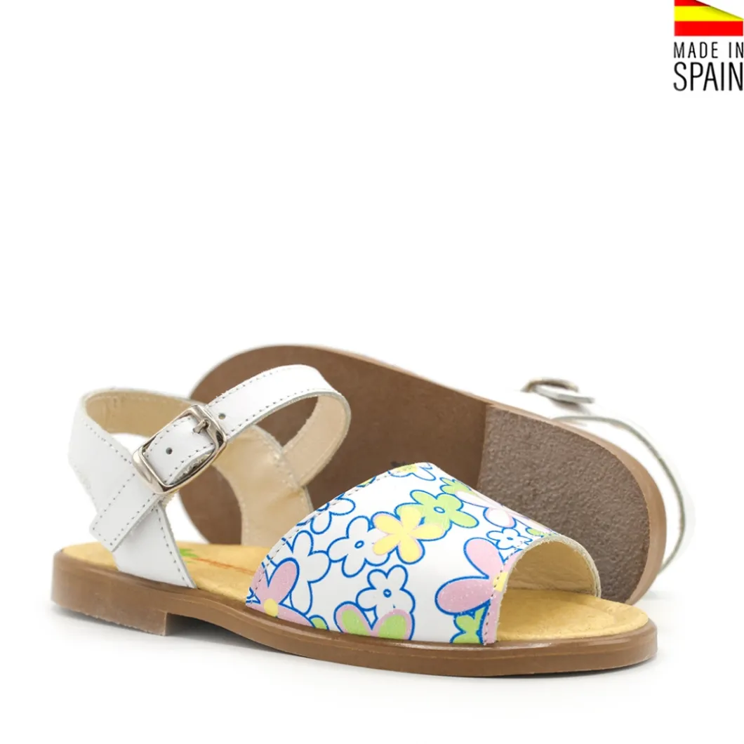 Sandalia blanca con flores de colores