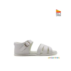 Sandalia blanca con talón cerrado