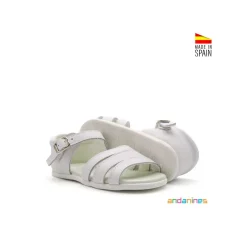 Sandalia blanca con talón cerrado