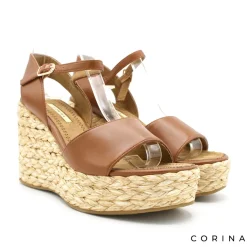 Sandalia camel con cuña alta de rafia