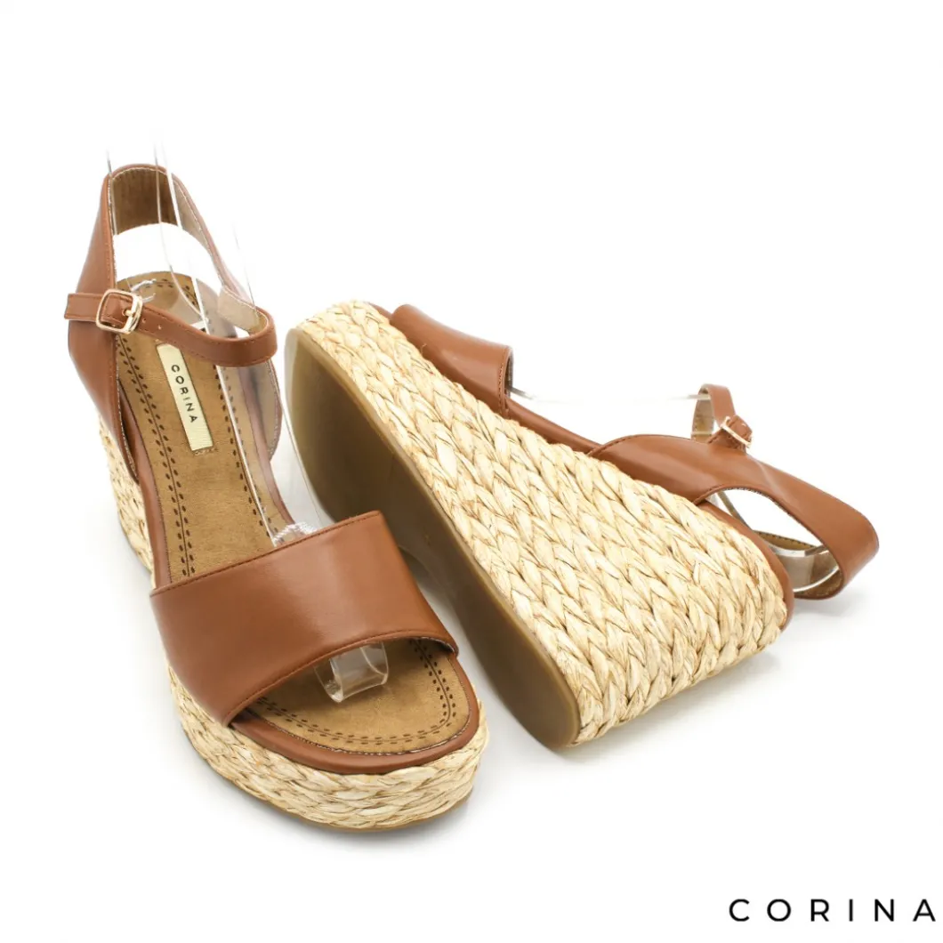 Sandalia camel con cuña alta de rafia