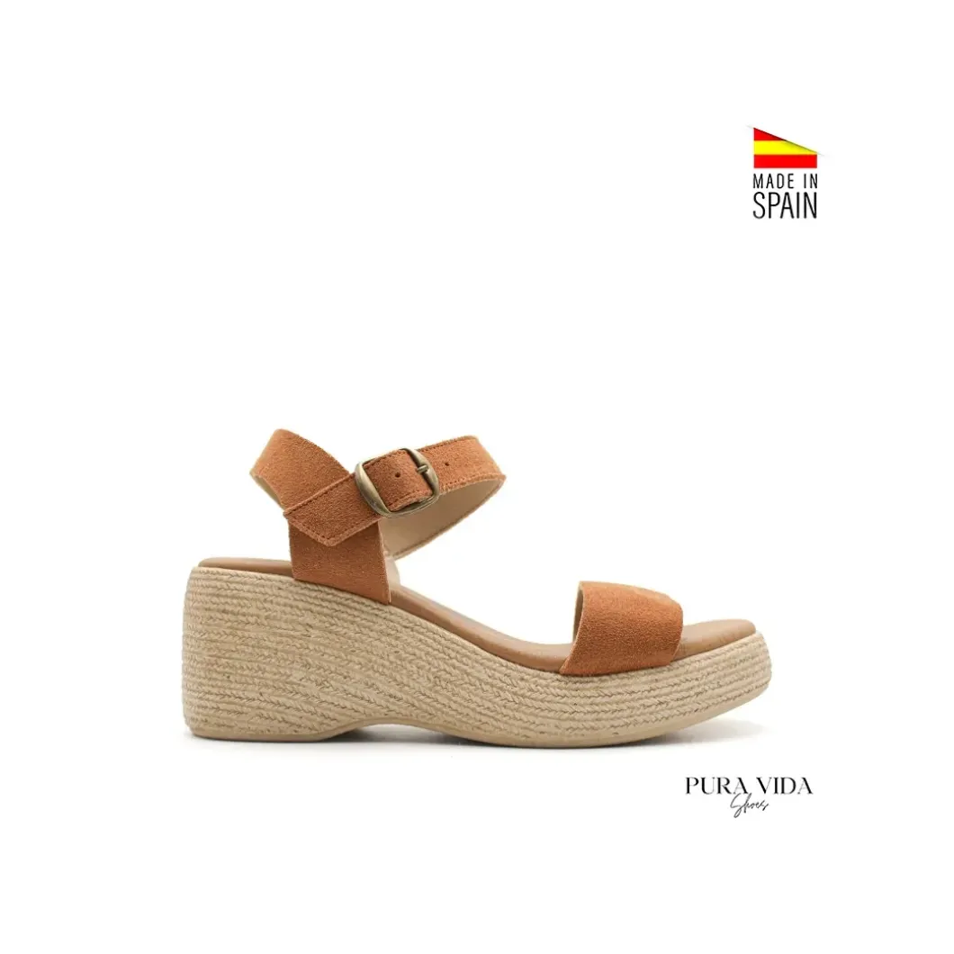 Sandalia camel de serraje con cuña