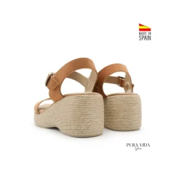 Sandalia camel de serraje con cuña