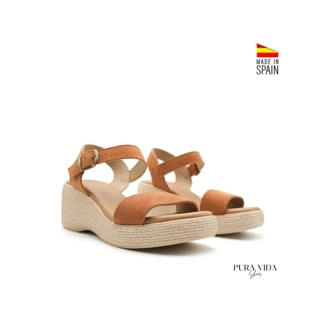 Sandalia camel de serraje con cuña