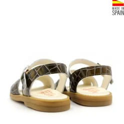 Sandalia coco taupe con tiras de charol