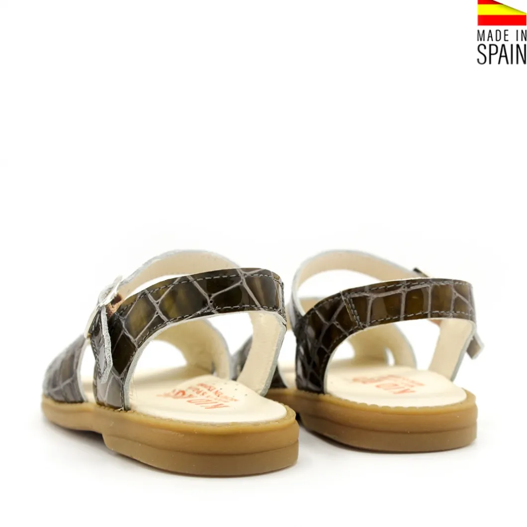 Sandalia coco taupe con tiras de charol