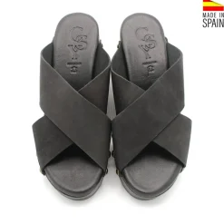 Sandalia cruzada madera tachas negra