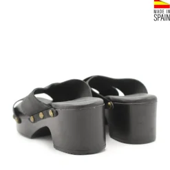 Sandalia cruzada madera tachas negra