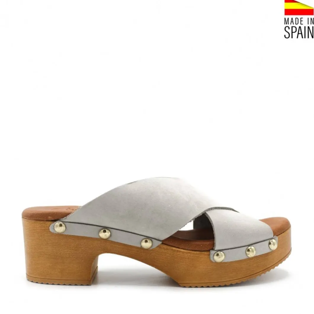 SANDALIA CRUZADA MADERA TACHAS GRIS