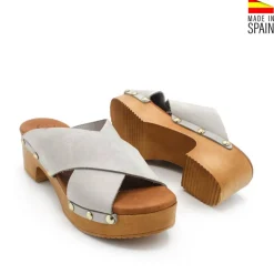 SANDALIA CRUZADA MADERA TACHAS GRIS