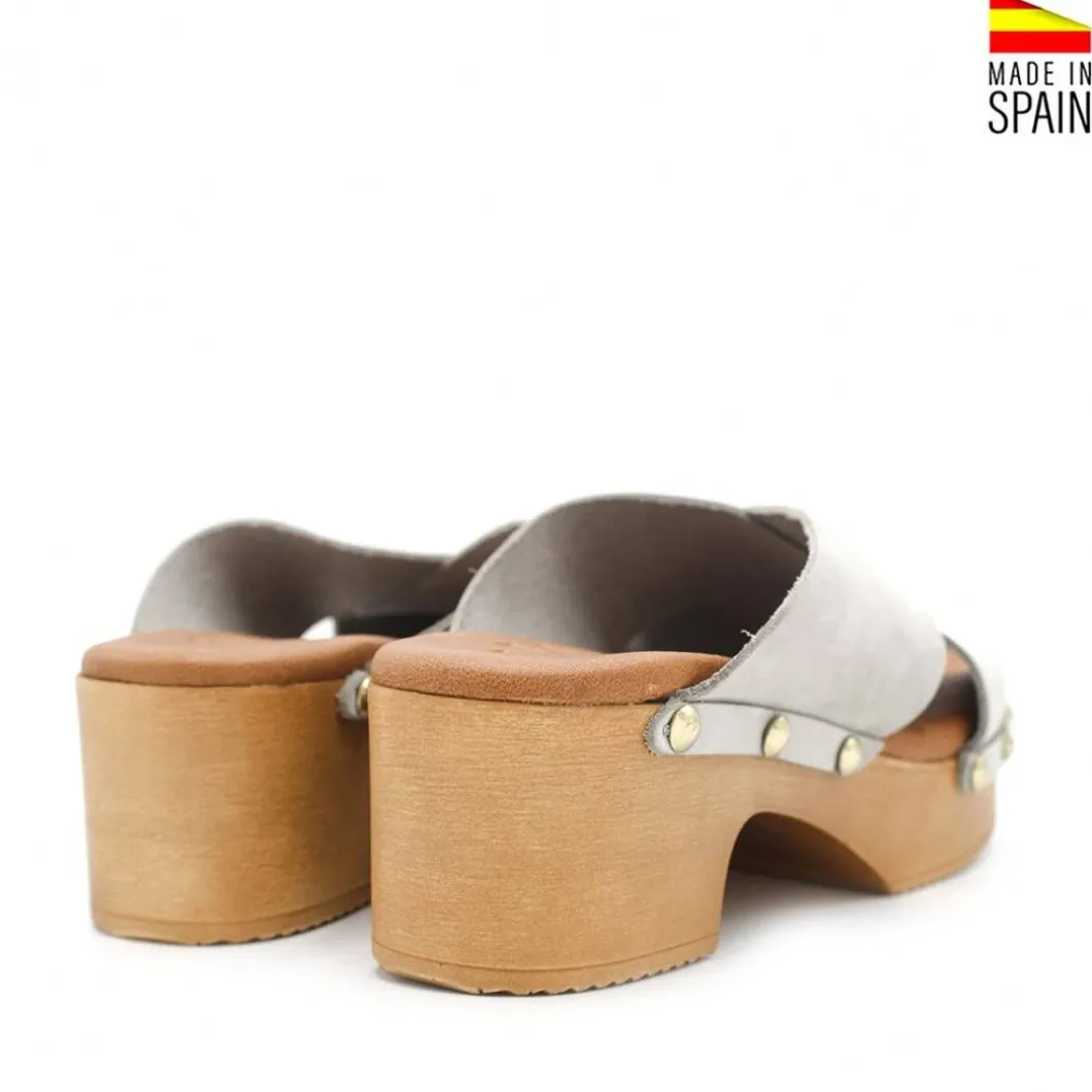 SANDALIA CRUZADA MADERA TACHAS GRIS
