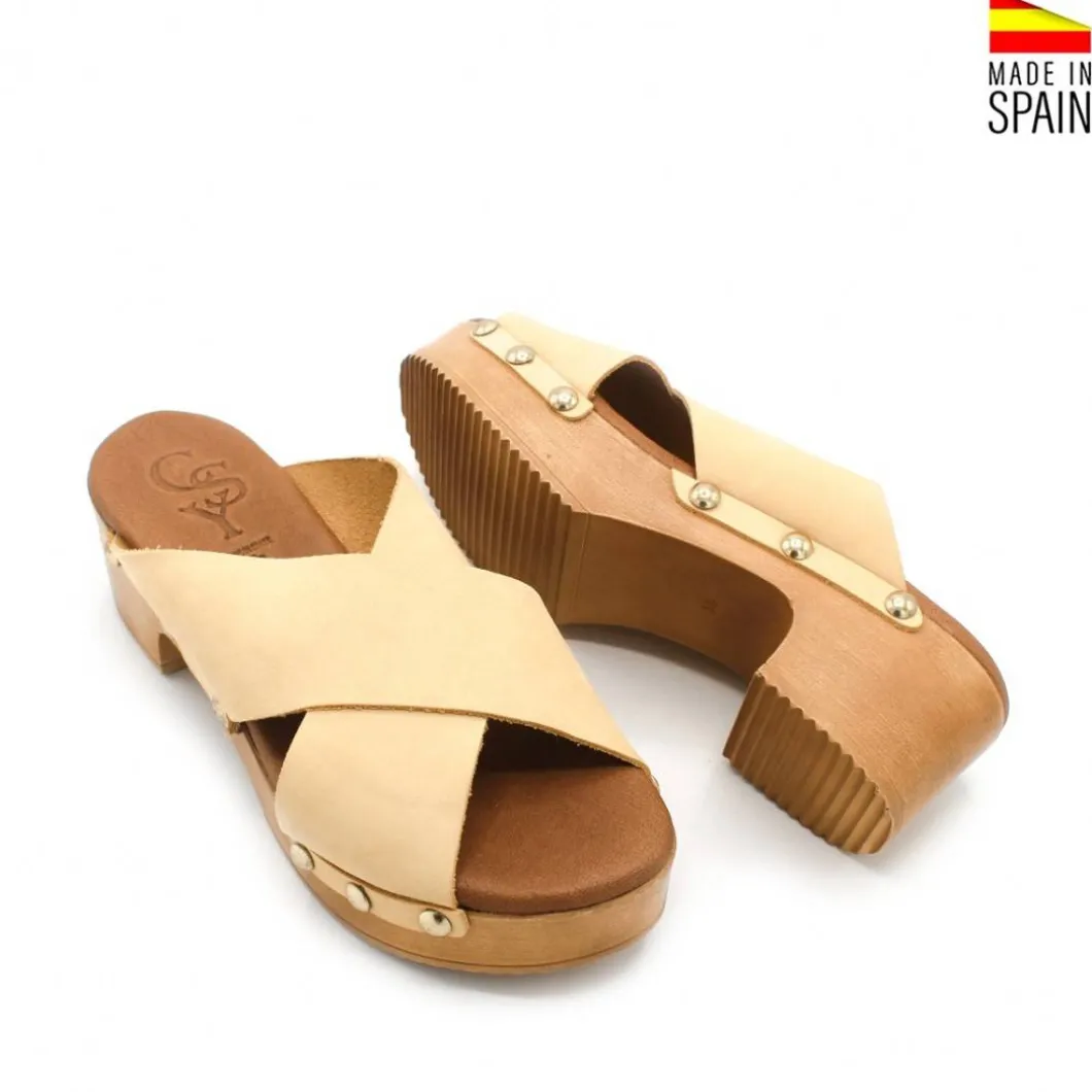 SANDALIA CRUZADA MADERA TACHAS BEIGE