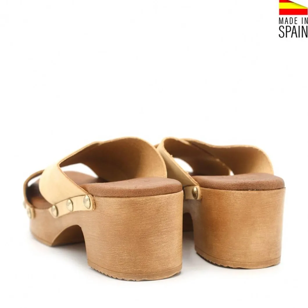 SANDALIA CRUZADA MADERA TACHAS BEIGE