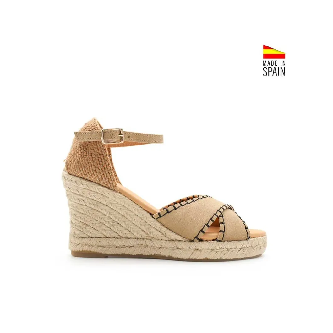 Sandalia cuña beige pespuntes