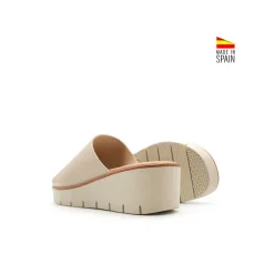 Sandalia de cuña destalonada beige