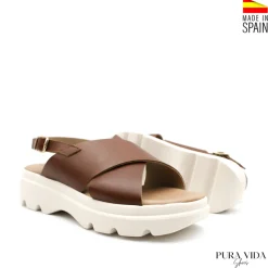 Sandalia de plataforma marrón con tiras cruzadas