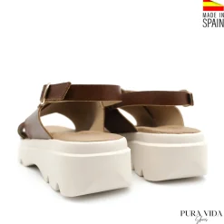 Sandalia de plataforma marrón con tiras cruzadas