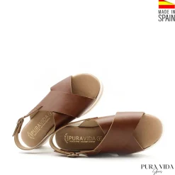 Sandalia de plataforma marrón con tiras cruzadas