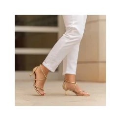 Sandalia dorada straps con tacón fino