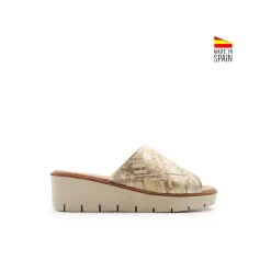 Sandalia estampada beige con cuña