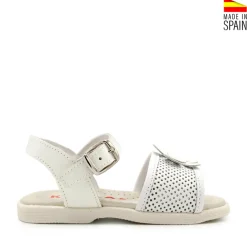Sandalia flor blanca de charol