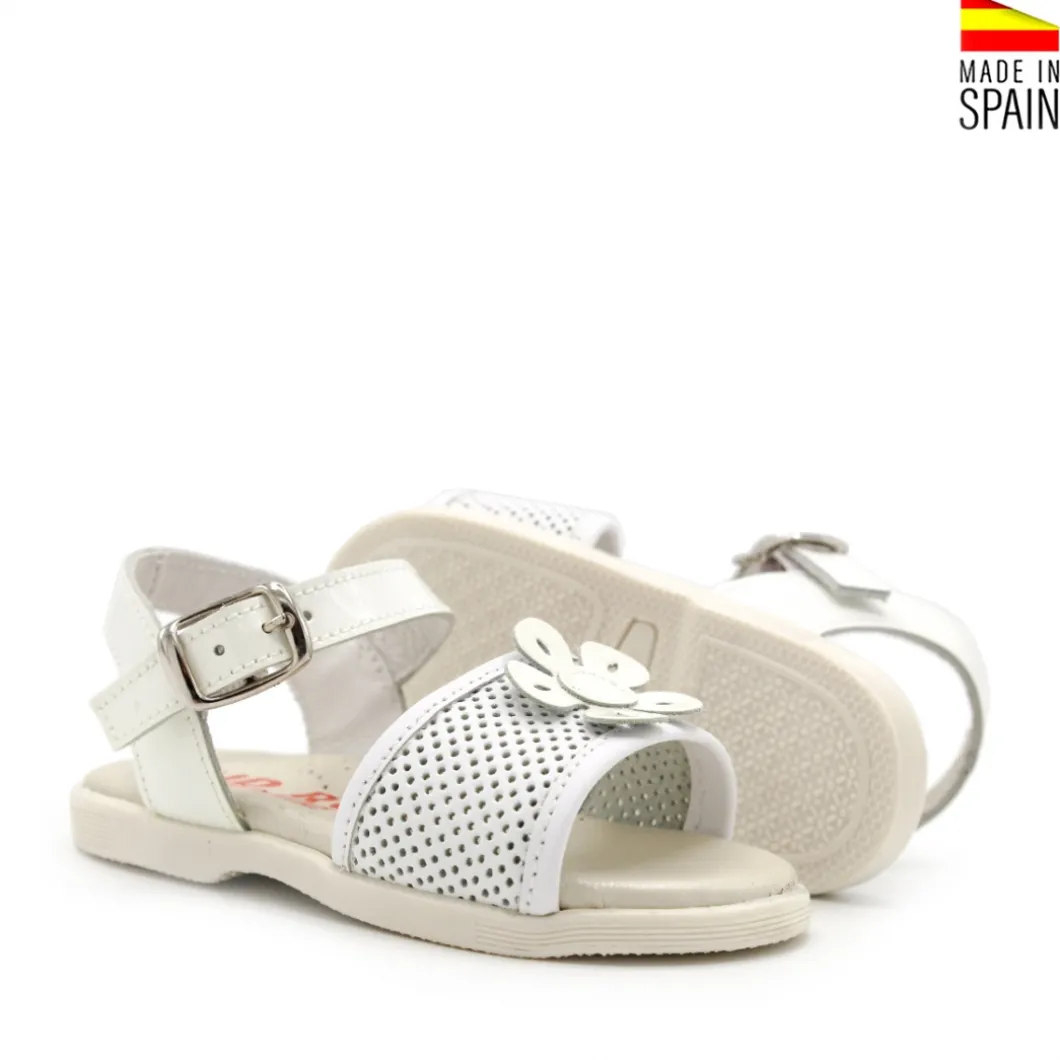 Sandalia flor blanca de charol