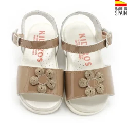 Sandalia flor taupe de charol