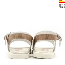 Sandalia flor taupe de charol