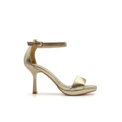 Sandalia glam dorada con tacón fino alto