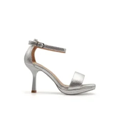 Sandalia glam plateada con tacón fino alto