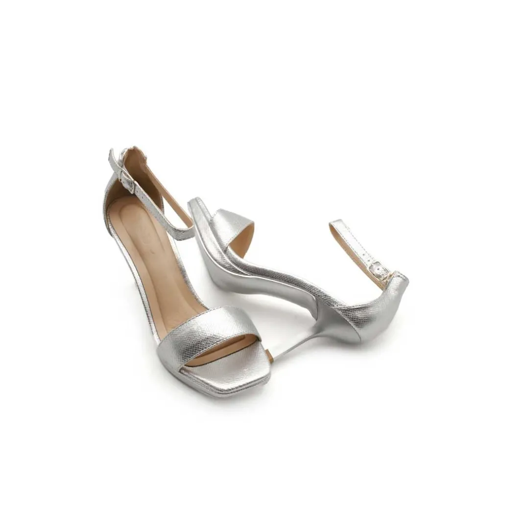 Sandalia glam plateada con tacón fino alto