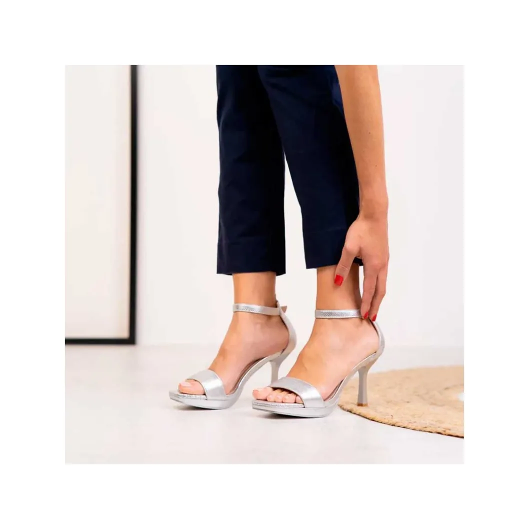 Sandalia glam plateada con tacón fino alto