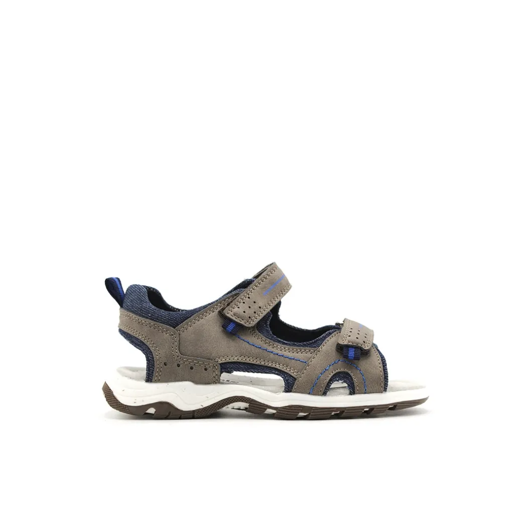 Sandalia gris estilo deportiva con velcros