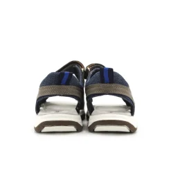Sandalia gris estilo deportiva con velcros