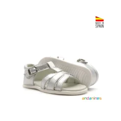 Sandalia infantil plateada de piel