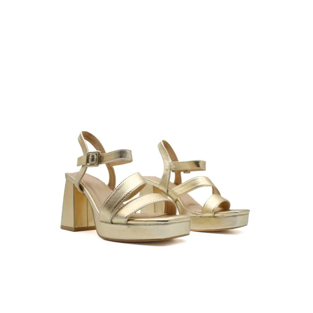 Sandalia metallic glow dorada con plataforma
