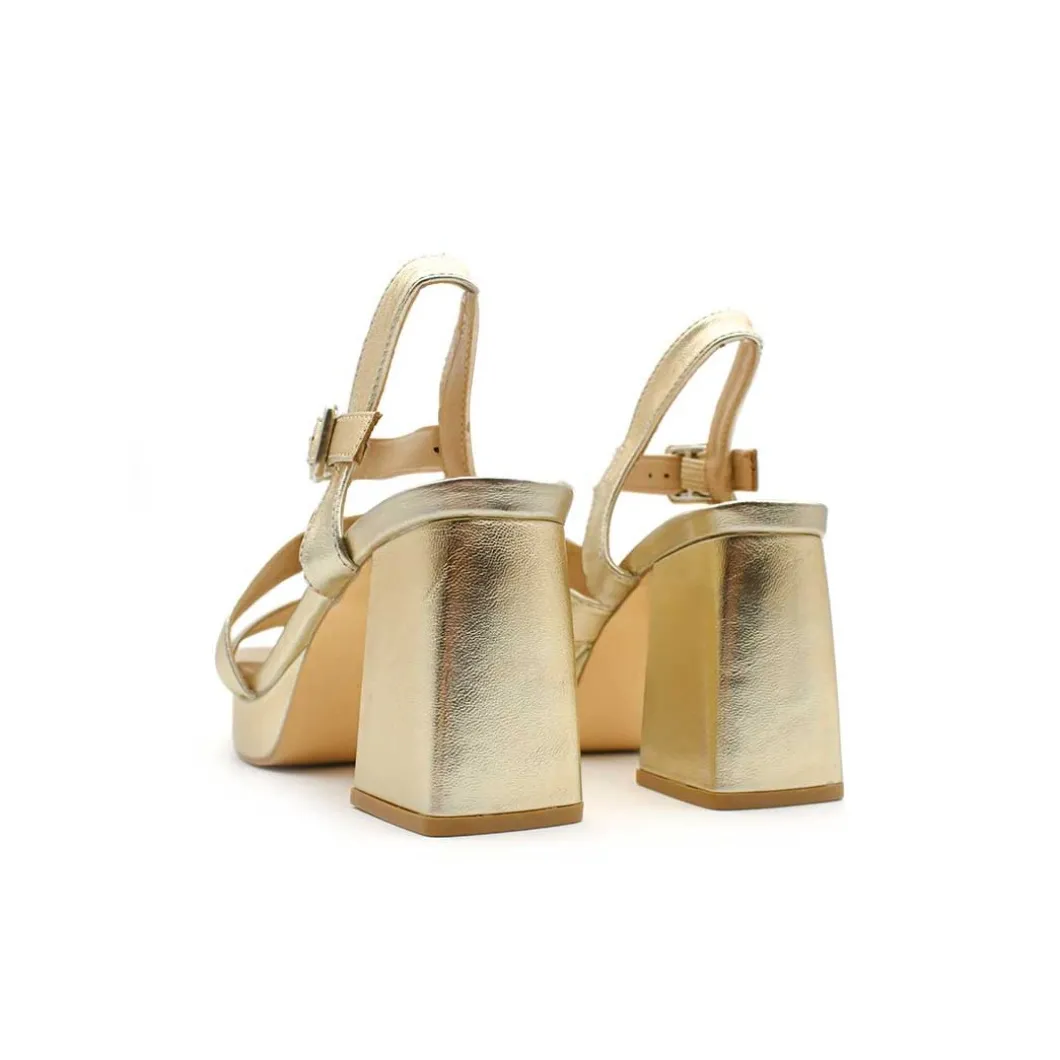 Sandalia metallic glow dorada con plataforma