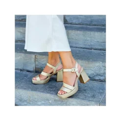 Sandalia metallic glow dorada con plataforma