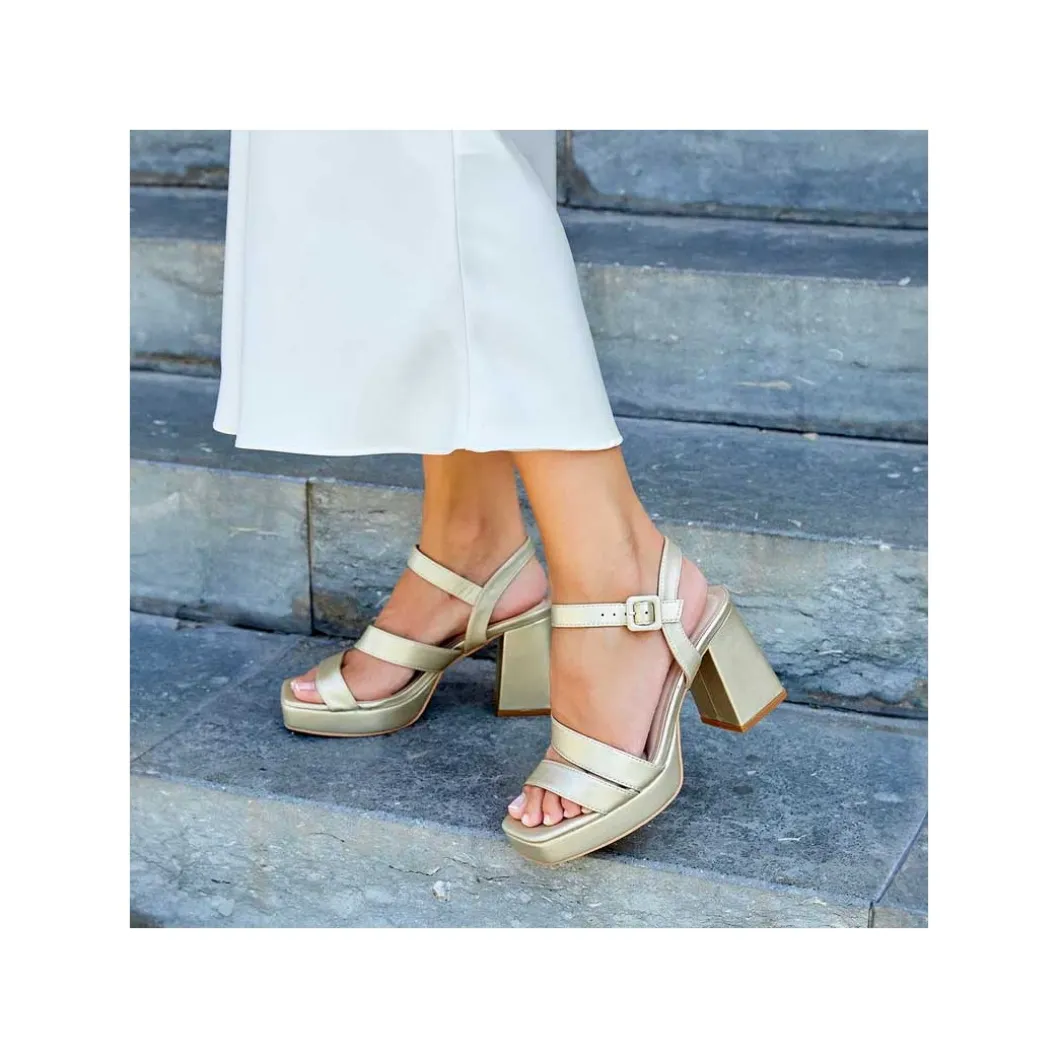 Sandalia metallic glow dorada con plataforma