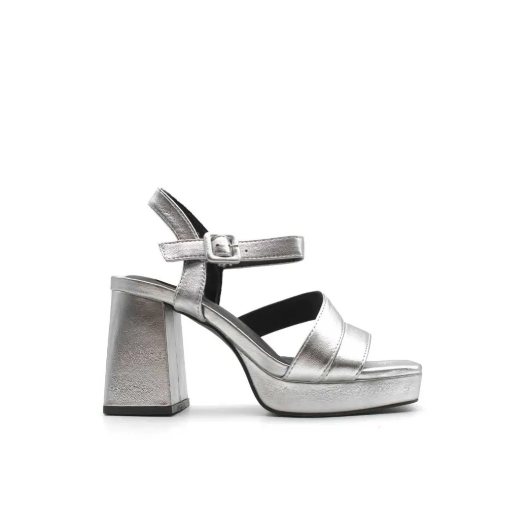 Sandalia metallic glow plata con plataforma