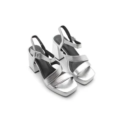 Sandalia metallic glow plata con plataforma