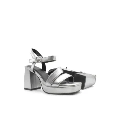 Sandalia metallic glow plata con plataforma