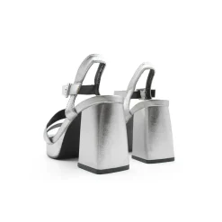 Sandalia metallic glow plata con plataforma